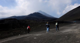 Turistas en las inmediaciones del volcán Etna. Foto: Reuters (Joachim Herrmann)