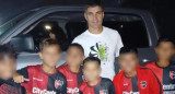 Ignacio Malcorra junto a seis chicos de las Inferiores de Newell´s. Foto: NA.