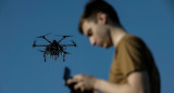 Un piloto ucraniano manipula un dron. Foto: Reuters/Marko Djurica