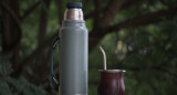 El termo y el mate, fundamentales para la tradicional infusión argentina. Foto: Freepik.