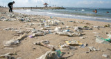 En la imagen de archivo, un voluntario retira la basura que se acumula en la orilla de la playa Sanur en Bali (Indonesia). EFE/ Made Nagi