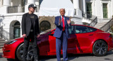 Donald Trump junto a Elon Musk y su auto Tesla en la Casa Blanca. Foto: REUTERS/Kevin Lamarque.