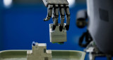 Los robots podrán añadir una "piel" altamente sensible, como un guante. Foto: Reuters/Tingshu Wang
