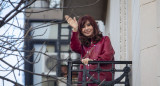 Cristina Kirchner en el balcón de su casa de Constitución. Foto: NA/DAMIAN DOPACIO