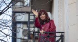 Cristina Kirchner en el balcón de su casa de Constitución. Foto: NA/DAMIAN DOPACIO