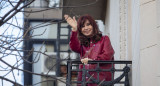 Cristina Kirchner en el balcón de su casa de Constitución. Foto: NA/DAMIAN DOPACIO