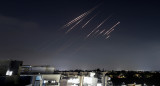 Misiles iraníes caen en Israel. Foto: Reuters/Ilan Assayag
