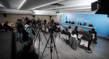 Máximo Kirchner con medios internacionales en al sede del PJ.