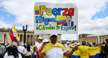 Colombia reza por la pronta recuperación de Miguel Uribe Turbay. Foto: Reuters/Luisa Gonzalez