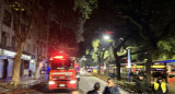 Dotaciones de Bomberos trabajando para apagar las llamas en el barrio de Monserrat. Foto: X/@Karina__Alice