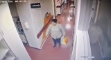 Las imágenes tomadas por las cámaras de seguridad de la mujer que le robó el celular a una enfermera. Foto: Captura de video.