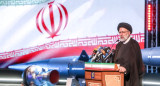 El presidente de Irán presentando el misil "Fattah". Foto: Reuters.