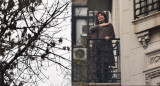 Cristina Kirchner desde el balcón de su casa. Foto: Reuters/Pedro Lazaro Fernandez